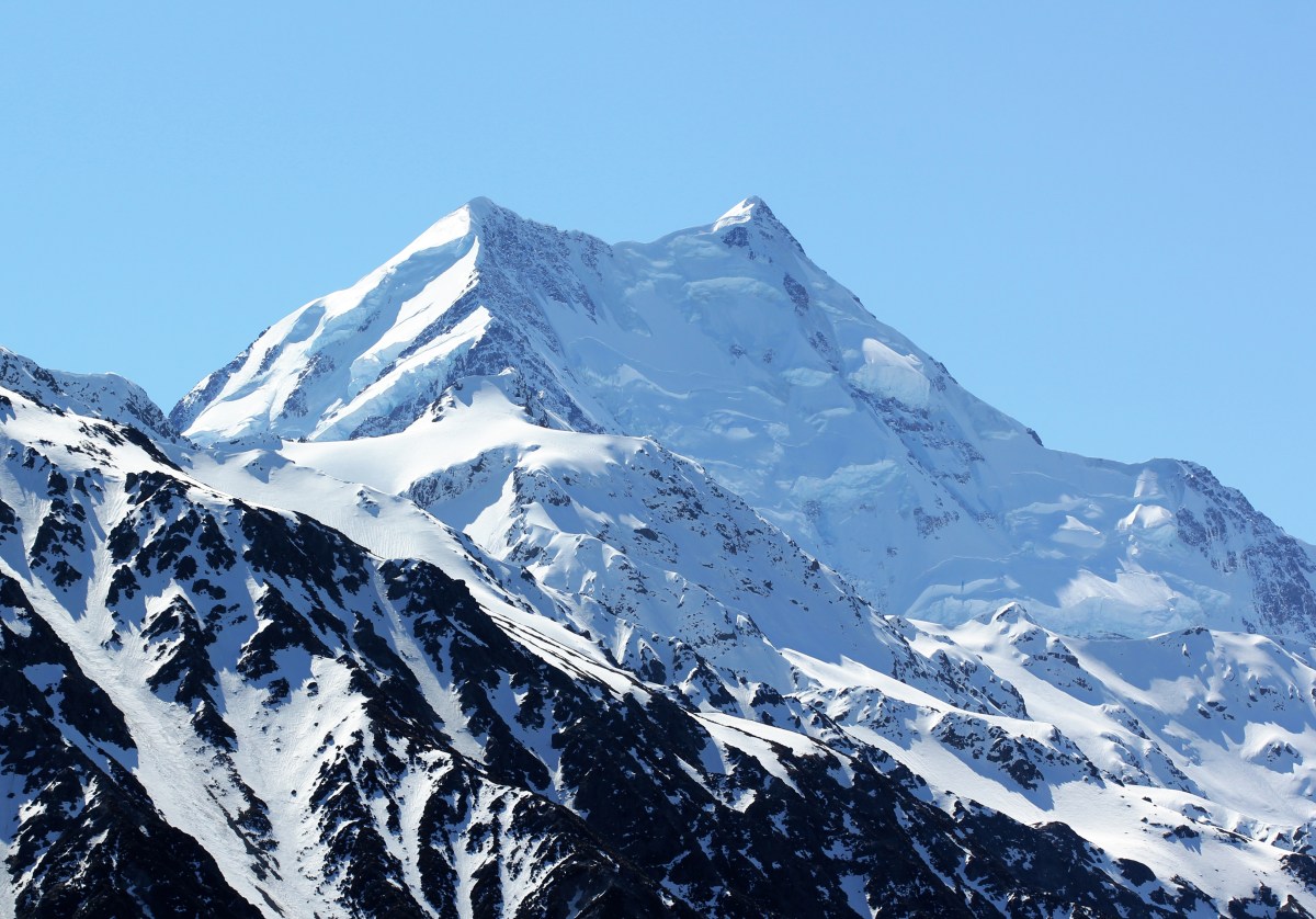 Aoraki-Mount_Cook_from_Tasman_Lake Mt cook covered with massive snow