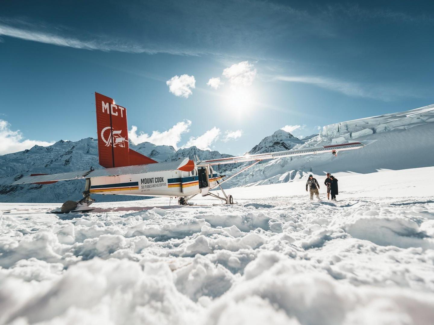 2 people walking in snow in Mt Cook